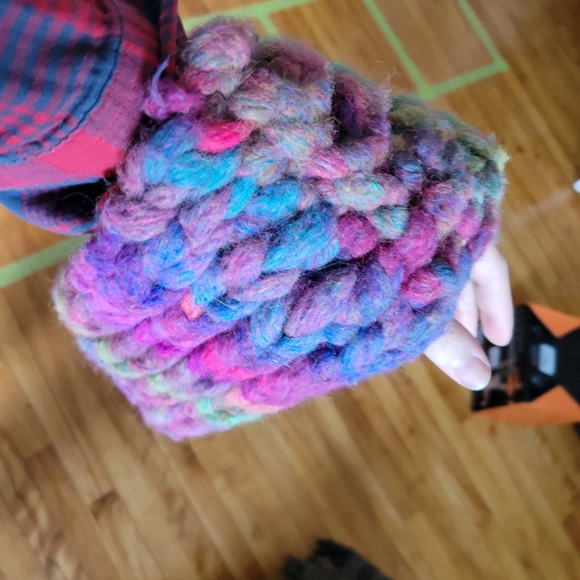 Handknit infinity scarf - Picture 4 of 4